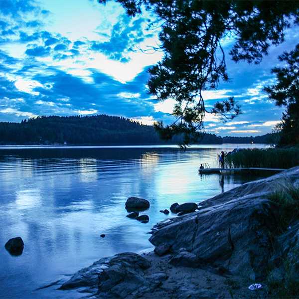 Järvimaisema, rantakallio, vesi, sininen hetki